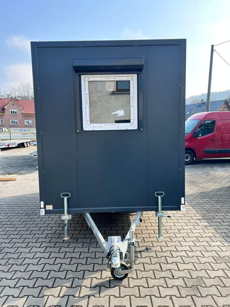 Bazarový mobilní stánek s oknem, ideální pro prodej na trhu nebo akce.