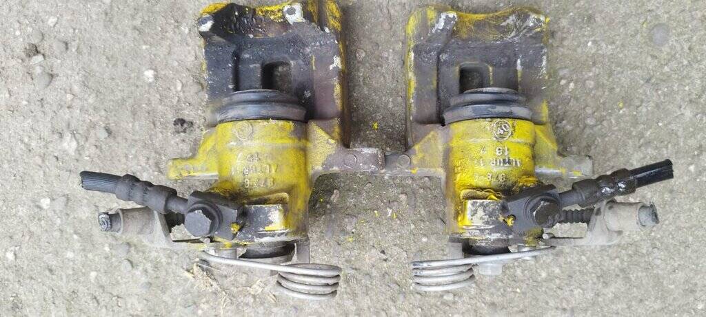 Pneumatické brzdy na vozidle, použité, žluté barvy, na asfaltové silnici.