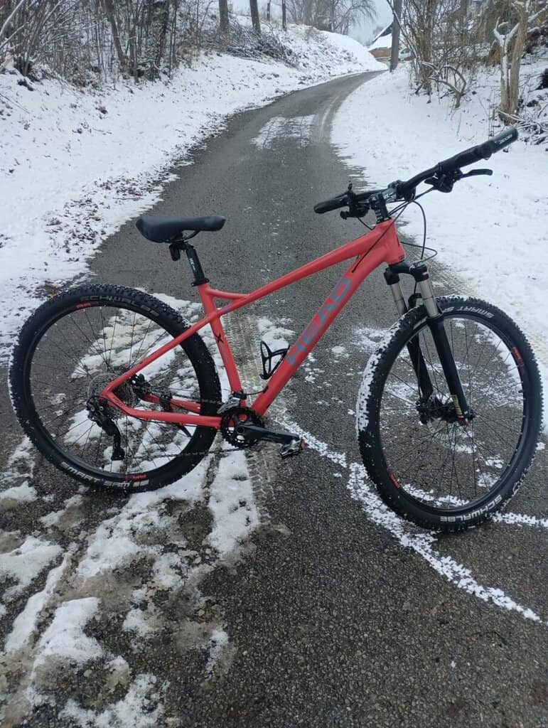 Horské kolo na sněhu a ledu, ideální pro zimní jízdu v přírodě.