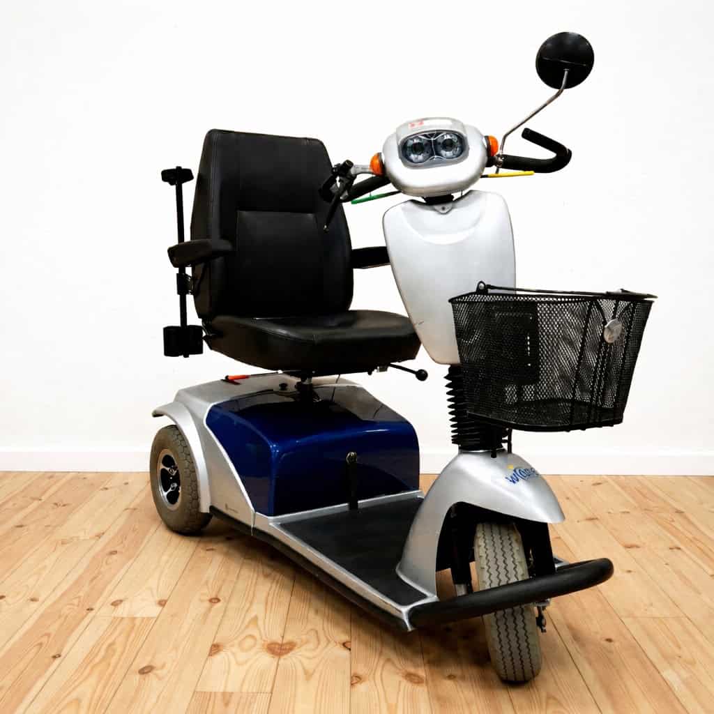 Elektrický skútr s košíkem a pohodlným sedadlem.