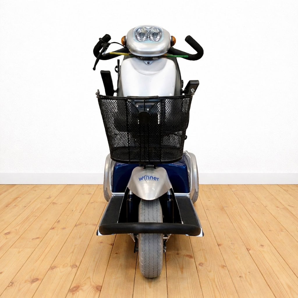 Elektrická tříkolka s košíkem na nákupy nebo doplňky.