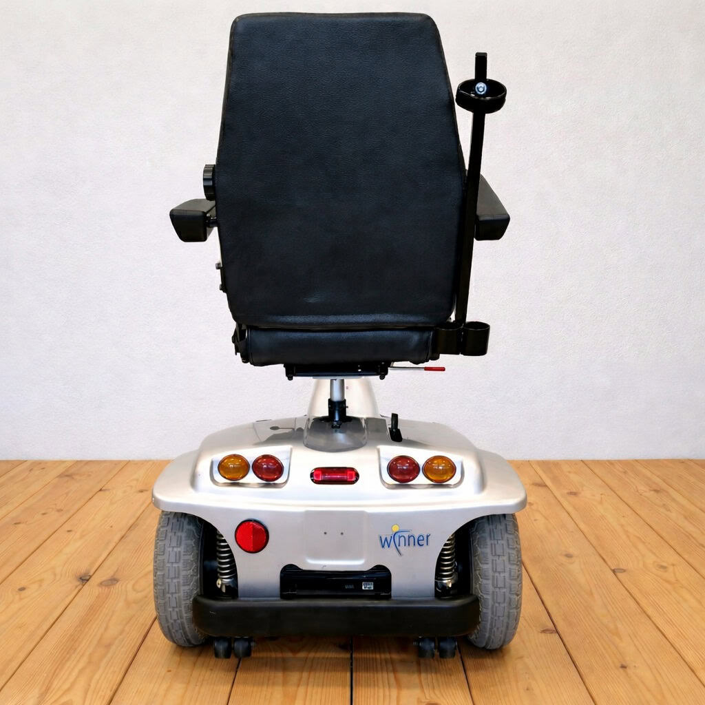 Elektrické vozítko pro pacienty s omezenou schopností pohybu, vhodné pro zdravotnické zařízení.