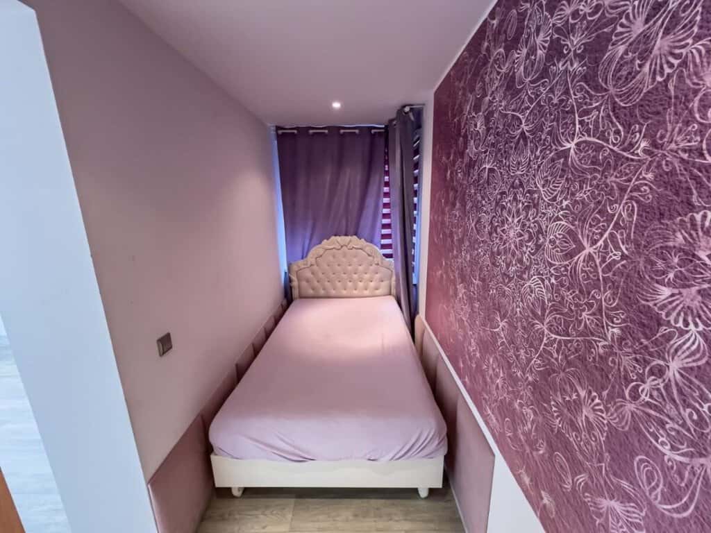 Bazar, nabídka, prodej, nabízím, prodám postel s čalouněným čelem.