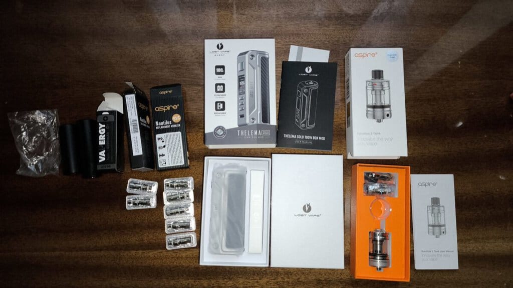 Vape set s náhradními díly, bateriemi a návodem na použití. Ideální pro začátečníky i pokročilé uživ.