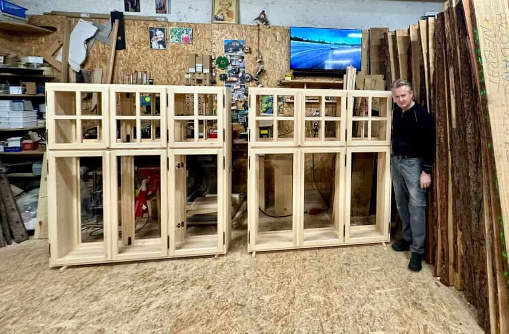 Bazar, nabídka, prodej, nabízím, prodám dřevěné prodejní skříně.
