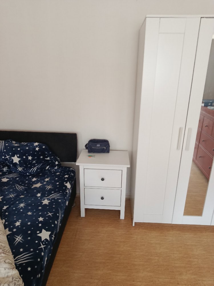 Bazar, nabídka prodeje bílé skříně a nočního stolku, vhodné do ložnice, nabízím k prodeji, prodám.
