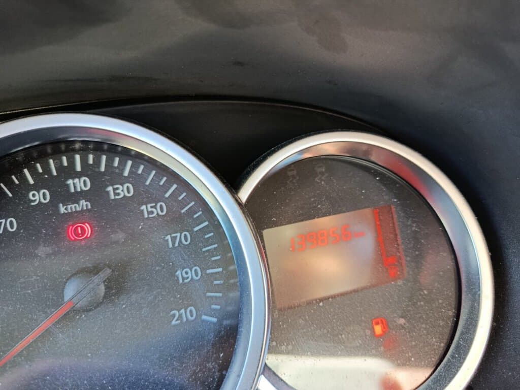 Bazar, nabídka, prodej, nabízím, prodám auto s najetými kilometry.
