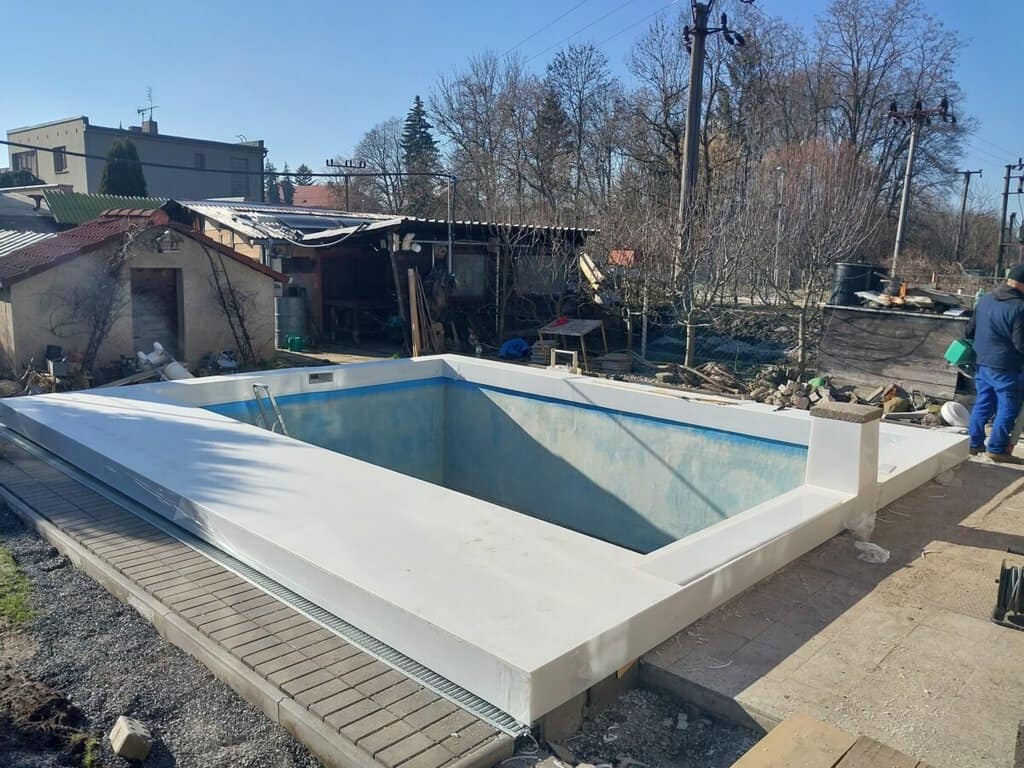 Nabízím bazén na prodej, ideální pro zahradu, vhodný k relaxaci a osvěžení.