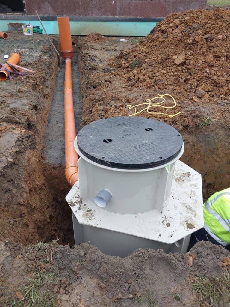 Odpadní kanalizační septik na prodej v bazaru.