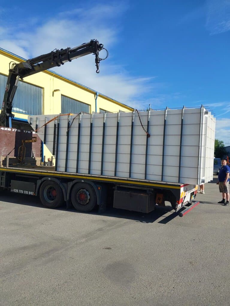 Bazar, nabídka velké nádrže na prodej, vhodná pro průmyslové použití.