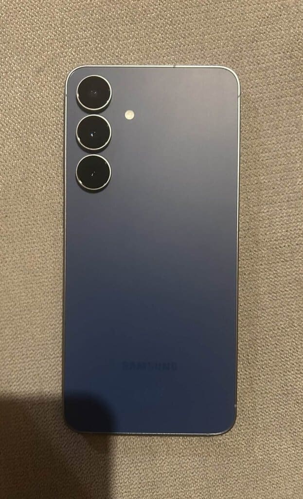 Samsung mobil s třemi fotoaparáty, nabídka prodeje, vhodný do bazaru.