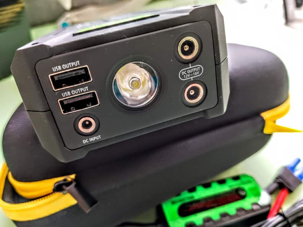 Bazarová nabídka přenosného reproduktoru s USB a DC vstupy.
