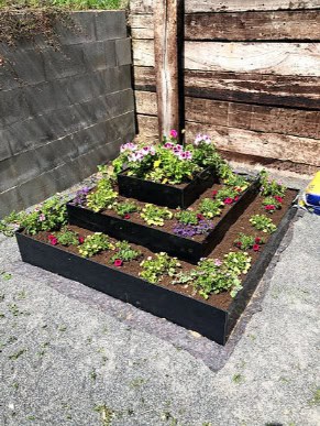 Bazar, nabídka, prodej, nabízím, prodám květinový záhon na zahradě.
