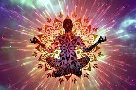 Žena v meditaci s mnoha rukama v barevném světle, symbol klidu a duchovního rozvoje.