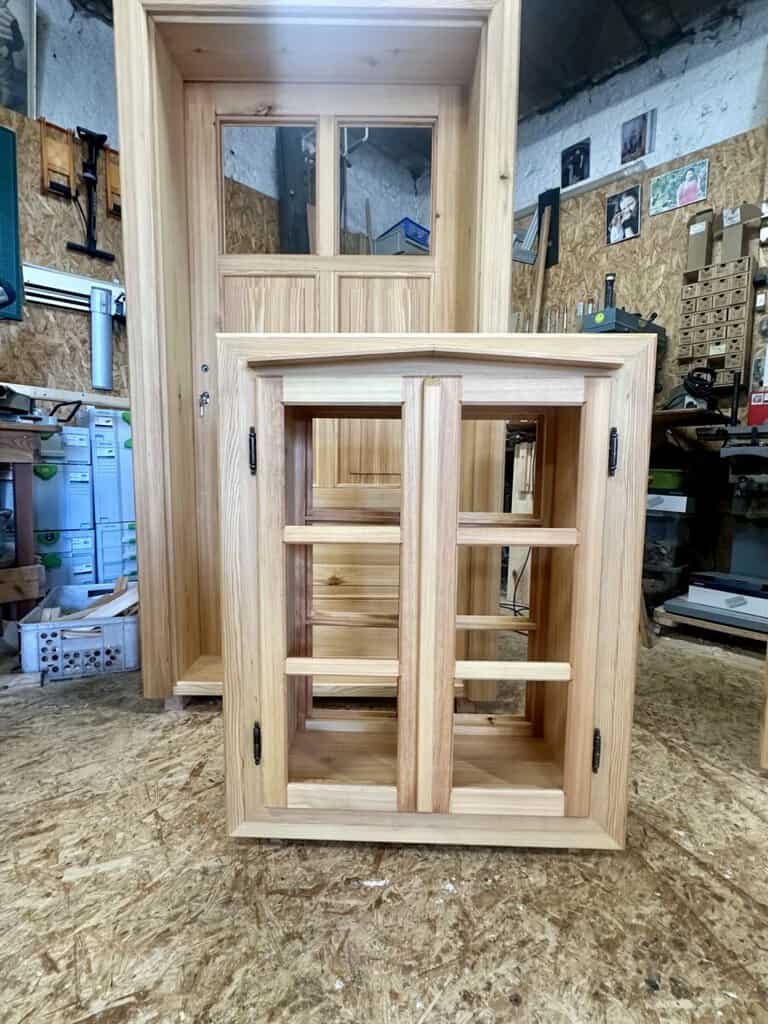 Bazar, nabídka, prodej, nabízím, prodám dřevěné dveře a skříň.