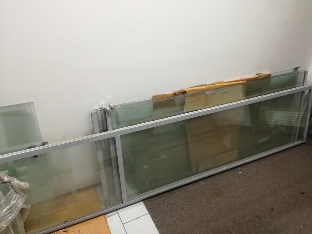 Bazar, nabídka, prodej velkého skleněného okna, nabízím, prodám.