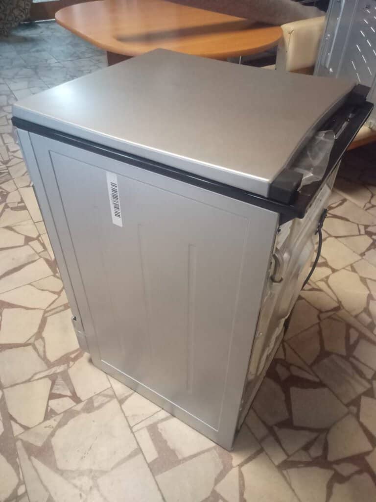 Bazarová pračka na prodej, vhodná do domácnosti nebo prádelny, funkční a spolehlivá.