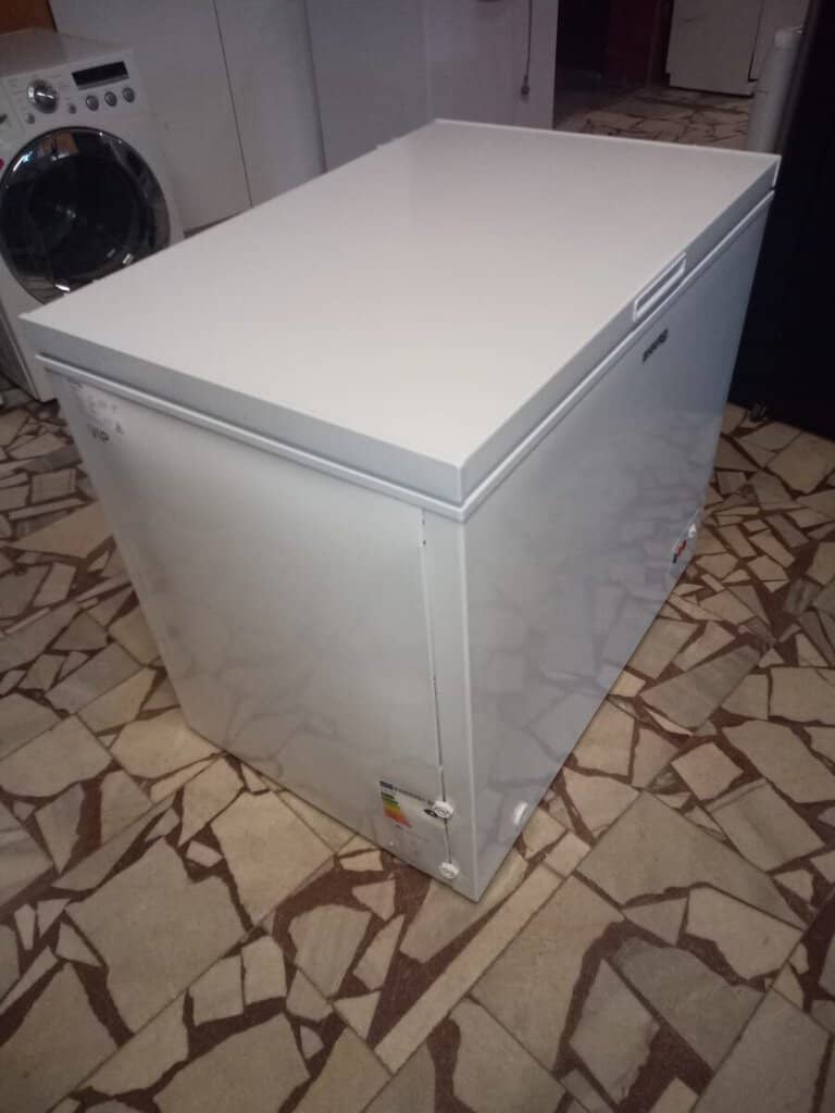 Bazarová chladnička s mrazákem, ideální pro skladování potravin, nabízím k prodeji.