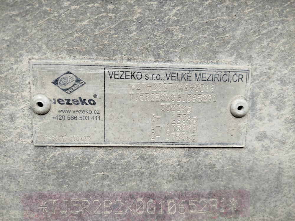 Kovová váha na betonové zátěže s označením VEZÉKO, vhodná pro přesné měření.