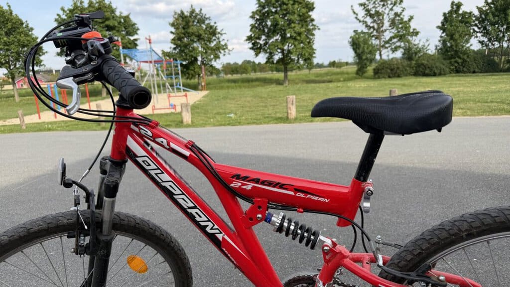 Horský bike na prodej, nabízím k zakoupení, ideální pro outdoorové aktivity.