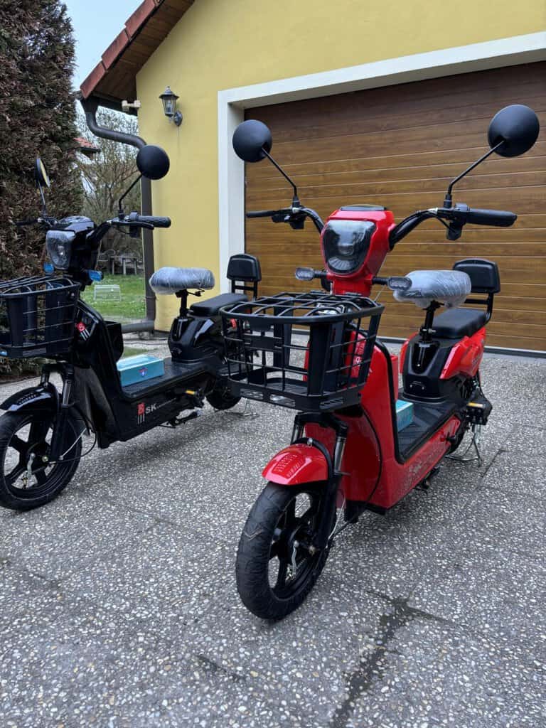 Elektrické skútry s košíkem a velkými zpětnými zrcátky na prodej v bazaru.