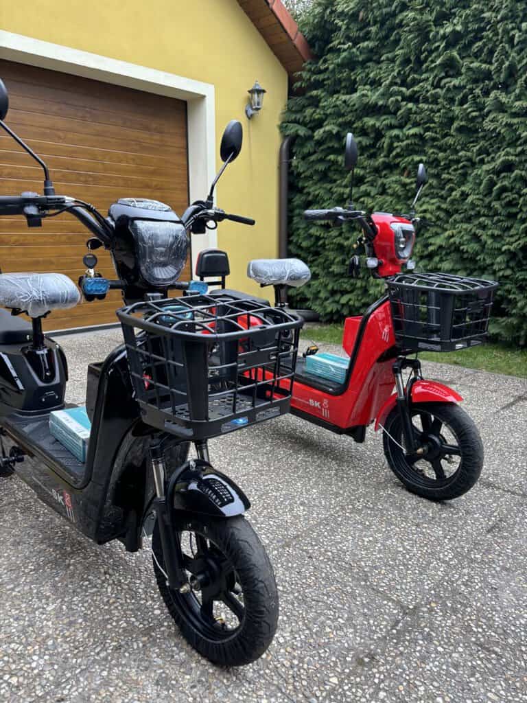 Elektrické skútry s košíkem, ideální pro městské přesuny nebo doručování.