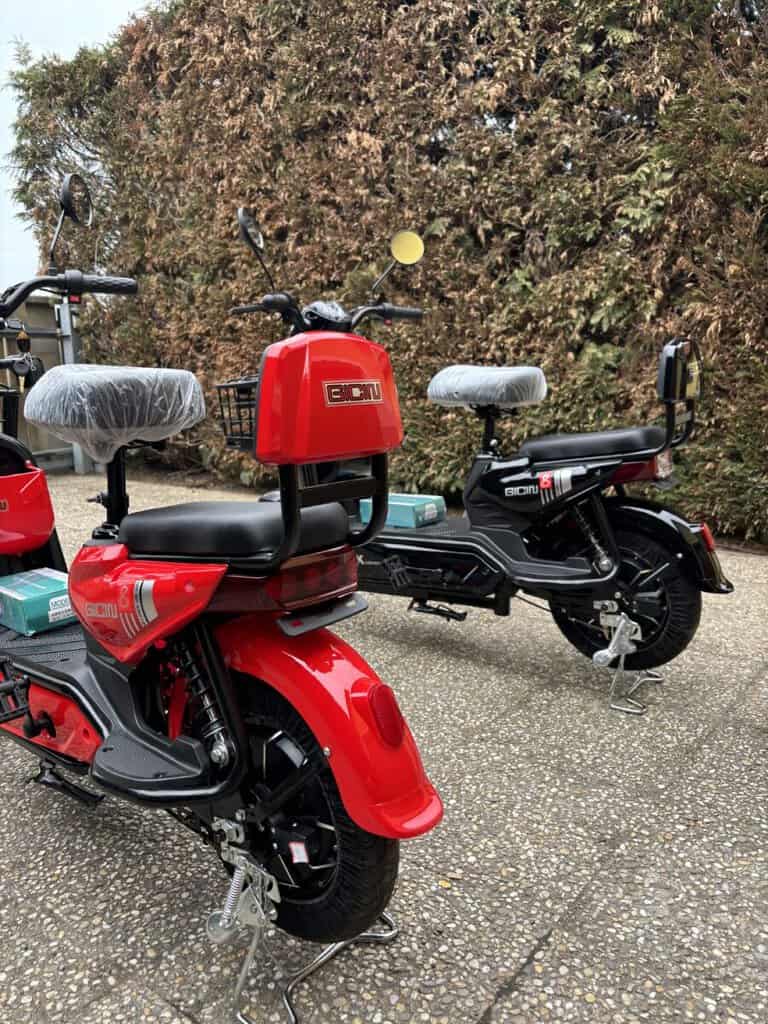 Bazar s nabídkou motocyklu, prodám spolehlivý skútr s červeným designem.