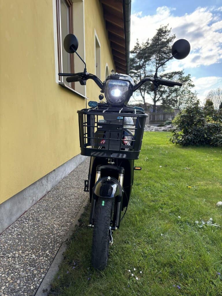 Bazar, nabídka, prodej motocyklu s košíkem a LED světlem.