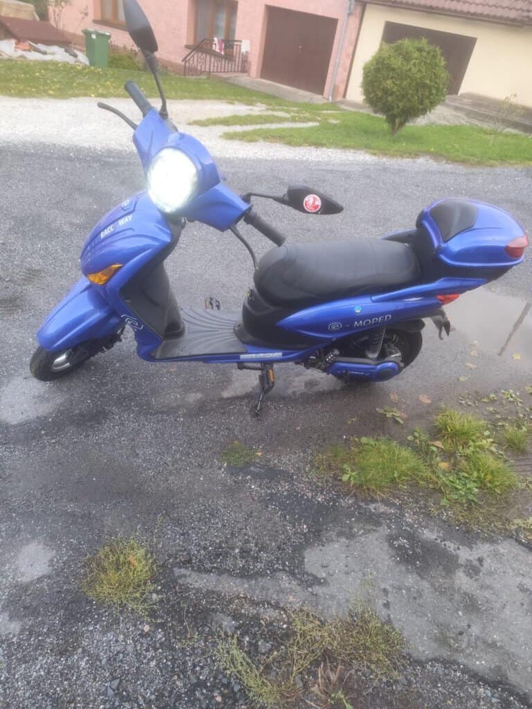 Bazar, nabídka, prodej motocyklu, nabízím k prodeji modrý skútr.