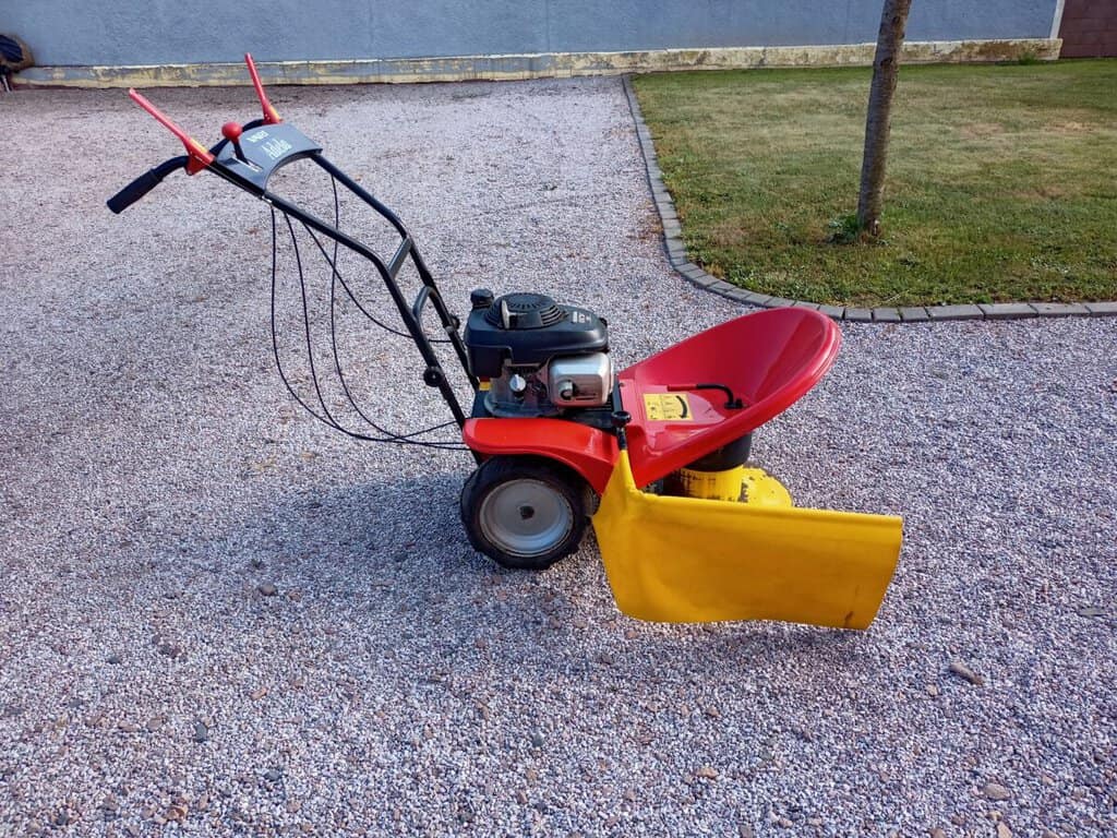 Sekačka na trávu na prodej, vhodná pro údržbu zahrady, v dobrém stavu, ideální pro sekání trávy.