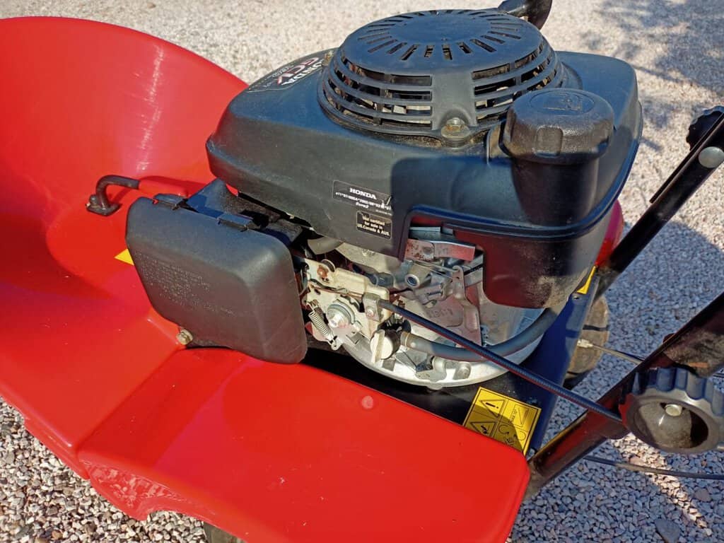 Bazar s nabídkou sekaček na trávu, ideální pro údržbu zahrady, prodám kvalitní motorovou sekačku.
