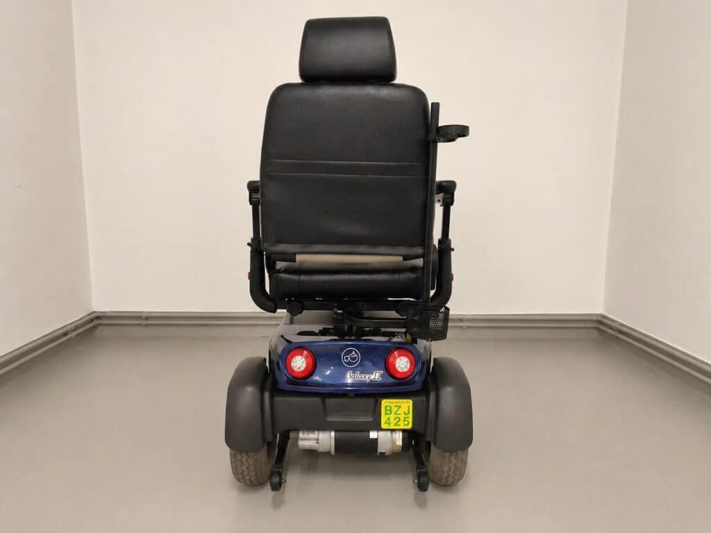 Elektrický vozík pro seniory s pohodlným sedadlem a ovládáním. Ideální pro pohyb v domácnosti nebo n.