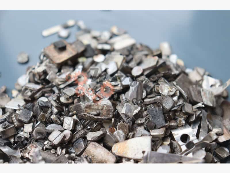 Kovový šrot různých tvarů a velikostí, recyklace a sběr kovových odpadů.