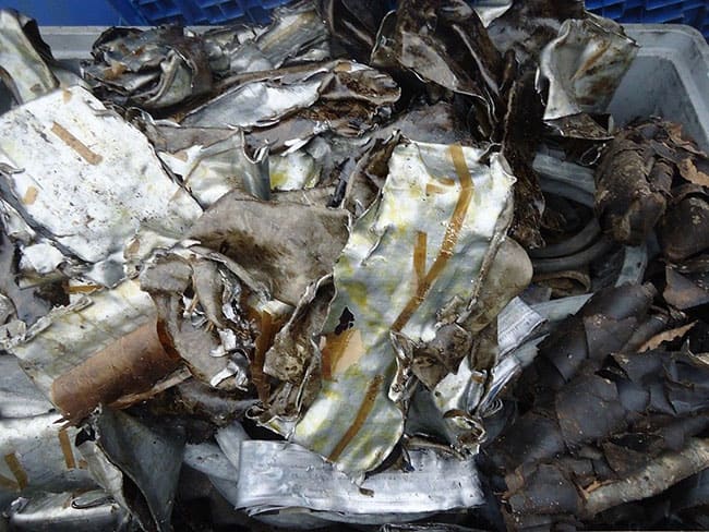 Kovový odpad a šrot, recyklace a likvidace kovových materiálů.